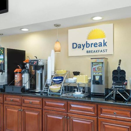 Days Inn By Wyndham Geneva/Finger Lakes Экстерьер фото
