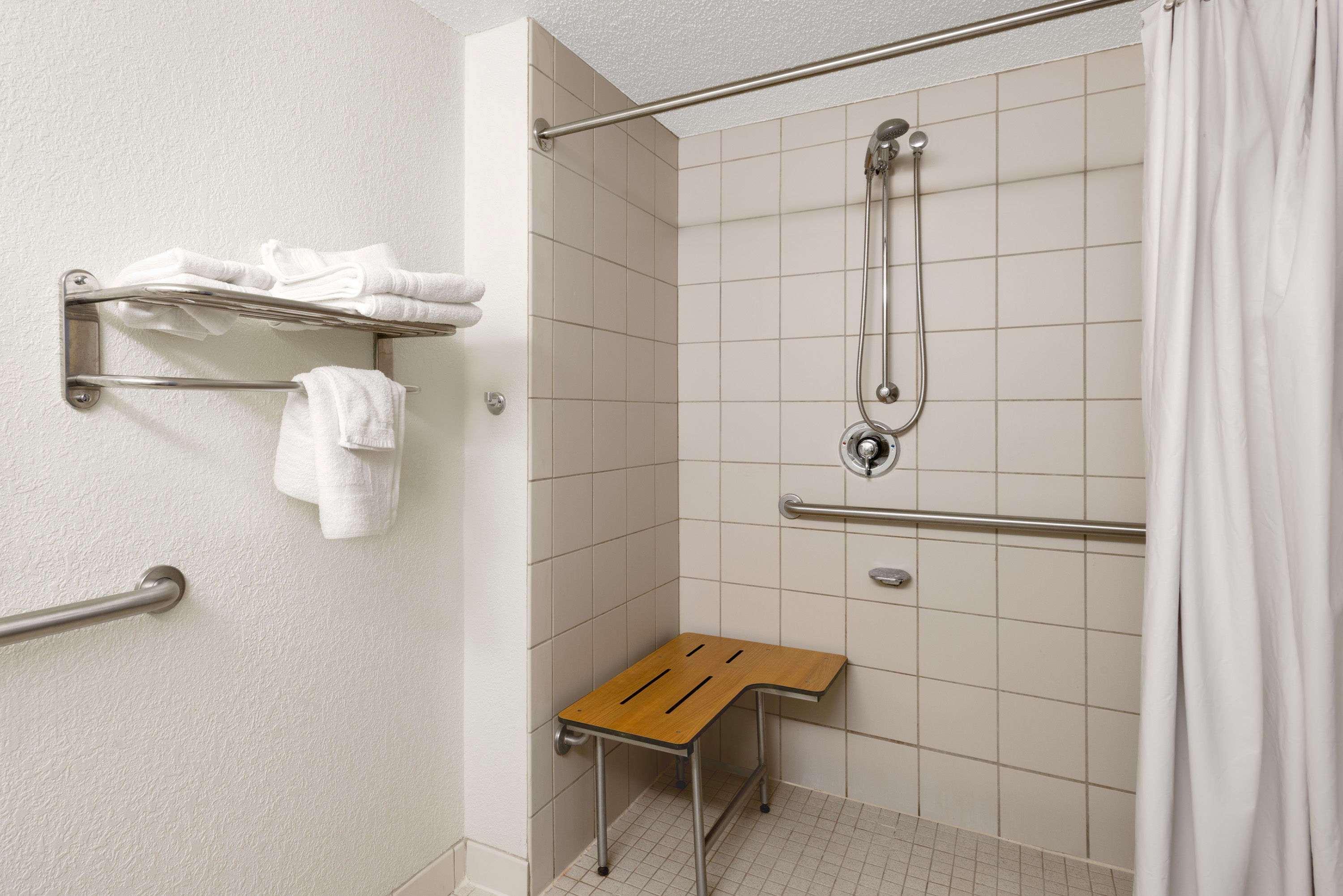 Days Inn By Wyndham Geneva/Finger Lakes Экстерьер фото
